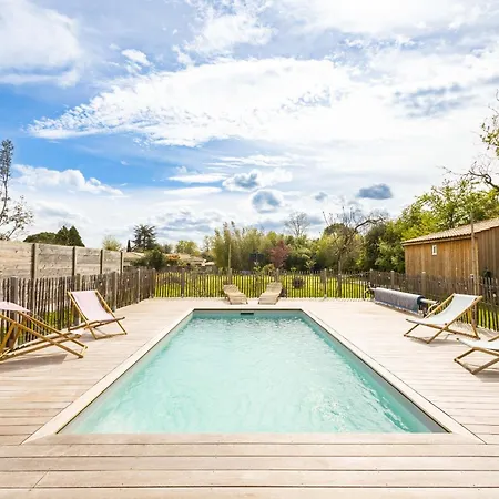 2 Hebergements Un Avec Jacuzzi Privatif Et Independante Avec Salle De Bains Frühstückspension Mérignac